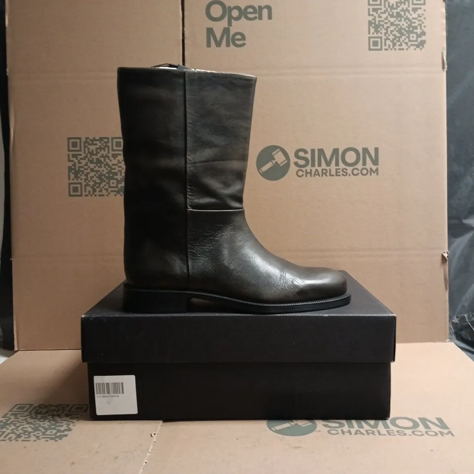 BOXED PAIR OF MASSIMO DUTTI ANKLE BOOTS IN BROWN SIZE UK 8