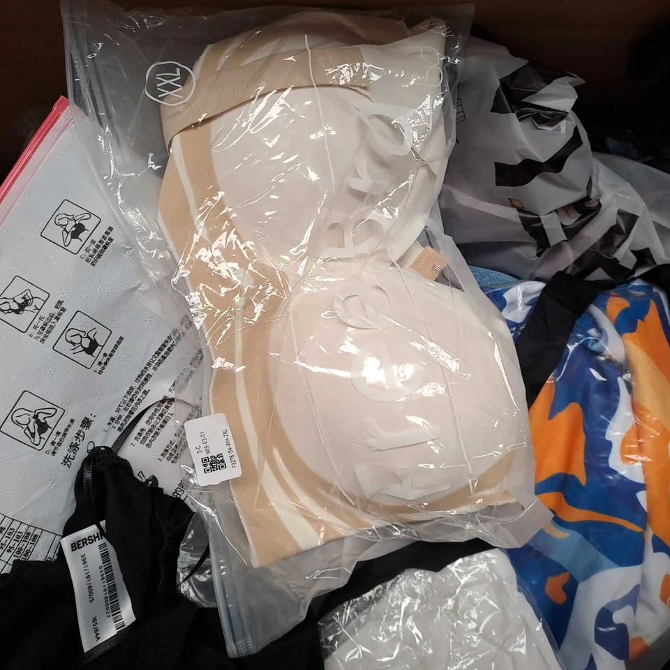 APPROXIMATELY 30 ASSORTED CLOTHING ITEMS IN VARIOUS SIZES TO INCLUDE - BRA , SWIMMING COSTUME , SWEATSHIRT ETC