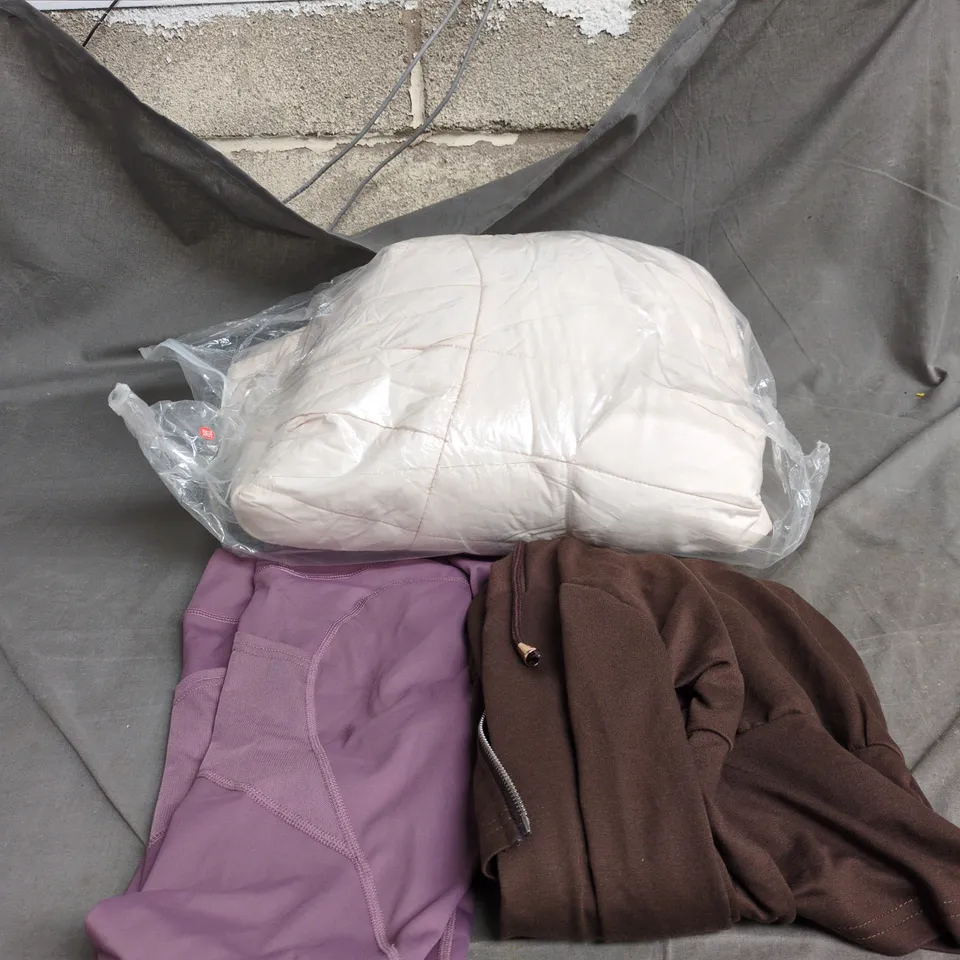 BOX OF APPROXIMATELY 20 ASSORTED CLOTHING ITEMS TO INCLUDE WHITE PADDED COAT, LEGGINGS, ZIP UP HOODIE ETC