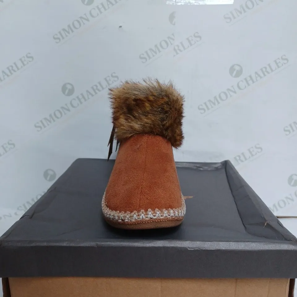 BOXED DUNLOP RHEA CHESTNUT COLOURED BOOTS - UK 3/4