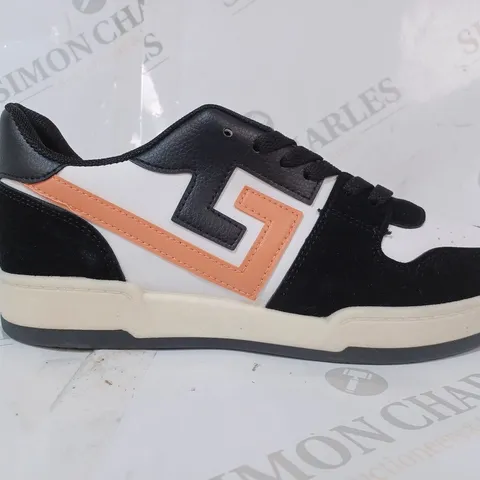 BOXED PAIR OF DESIGNER TRAINERS IN BLACK/WHITE/CORAL EU SIZE 39