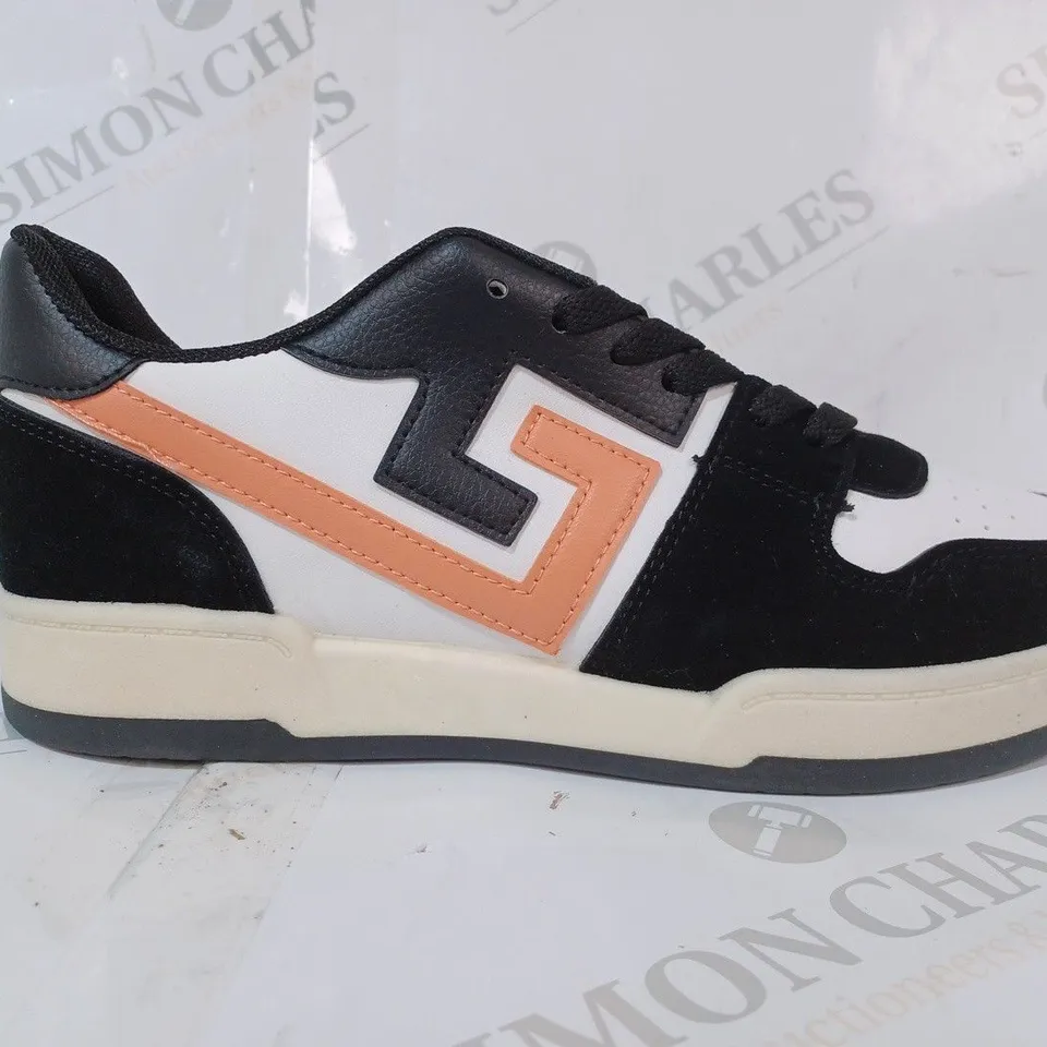 BOXED PAIR OF DESIGNER TRAINERS IN BLACK/WHITE/CORAL EU SIZE 39