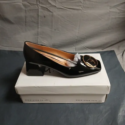 UNZE LONDON BLACK PATENT LEATHER PUMPS WITH GOLD RING TOE DETAIL – WOMEN'S SHOES SIZE 5