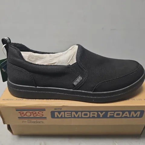 BOXED PAIR OF SKECHERS BOBS THAT MOMENT SHOE IN BLACK - UK 6