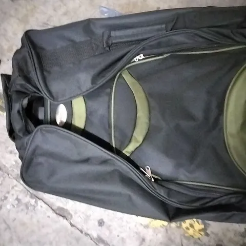 SLEEVED TRAVEL BAG BLACK AND GREEN