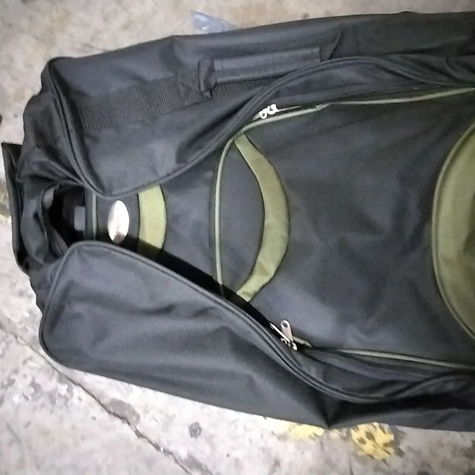 SLEEVED TRAVEL BAG BLACK AND GREEN