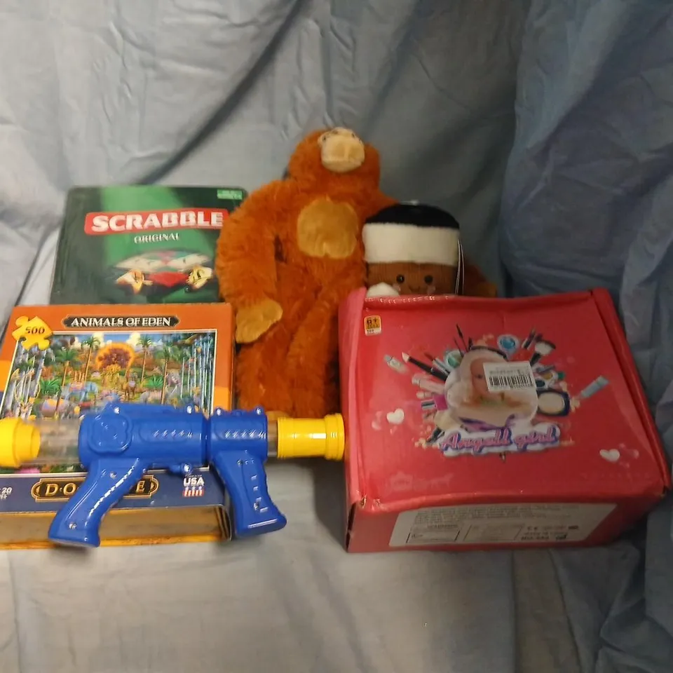 LARGE QUANTITY OF ASSORTED TOYS AND ACCESSORIES TO INCLUDE; SCRABBLE, BUTTERFLY GARDEN, ZOO FILL UP FOUNTAIN, K POP DEMON HUNTERS PUZZLE AND FANCY DRESS