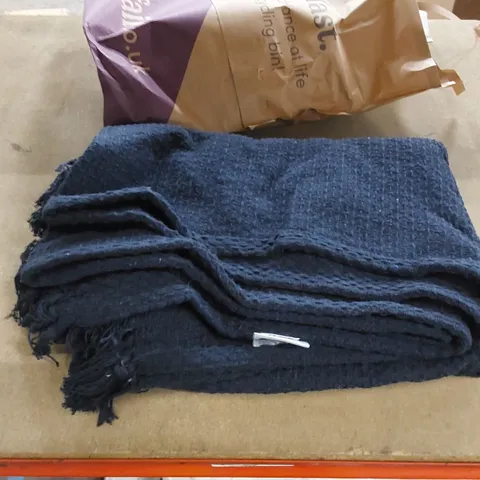 BAGGED HERMBUSCHE THROW BLANKET - NAVY // SIZE 130 X 180cm