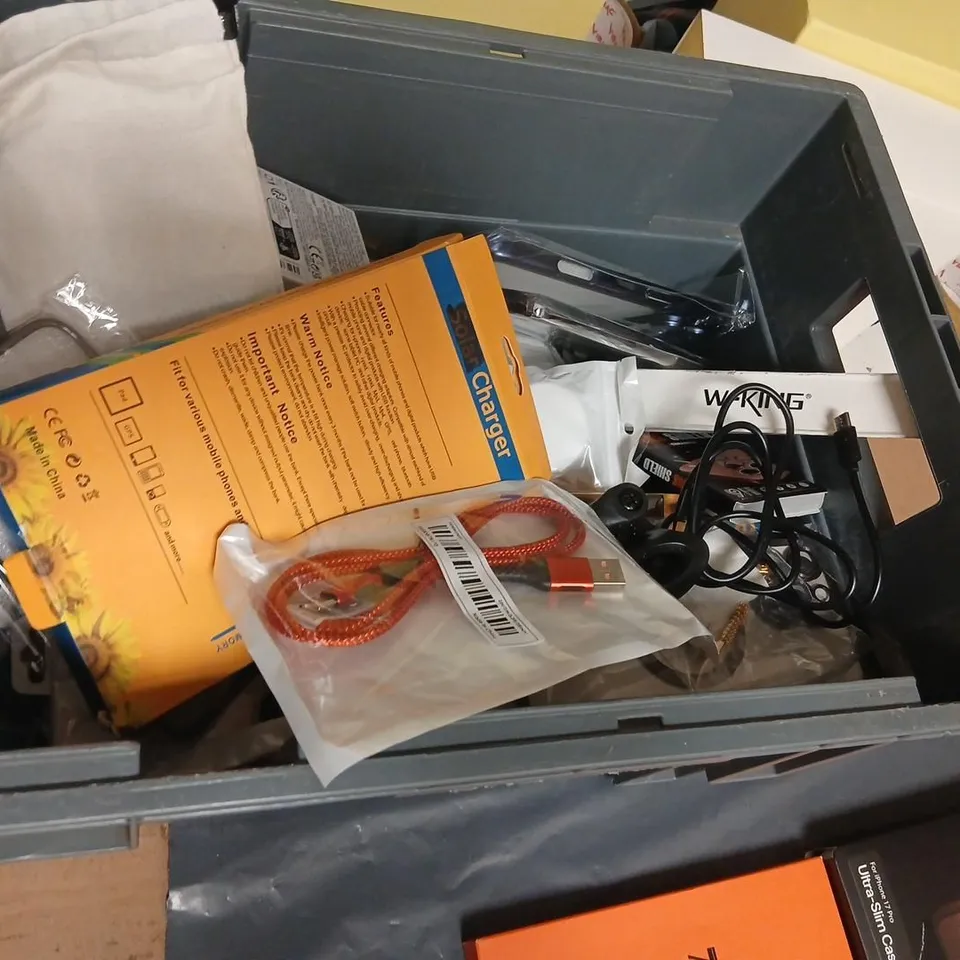 LARGE QUANTITY OF ASSORTED MOBILE PHONE/ELECTRICAL DEVICE ACCESSORIES