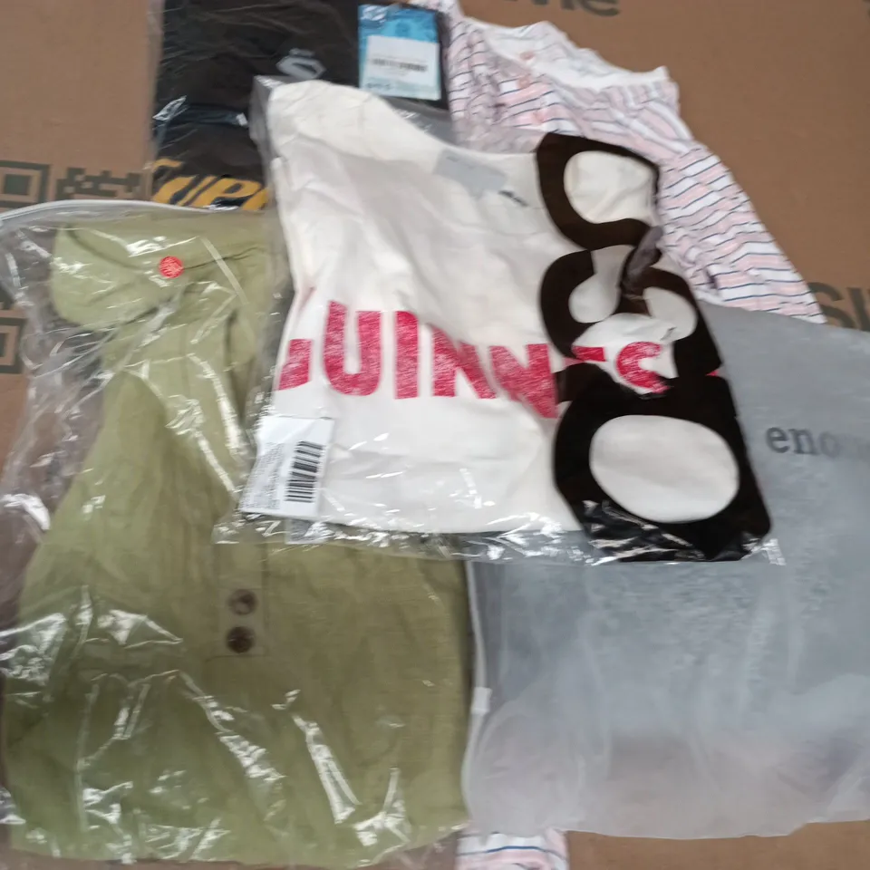 APPROXIMATELY 30 ASSORTED CLOTHING ITEMS IN VARIOUS SIZES, STYLES & COLOURS TO INCLUDE BRANDS SUCH AS DC STUDIOS, PRIMARK, ASOS, ETC - COLLECTION ONLY