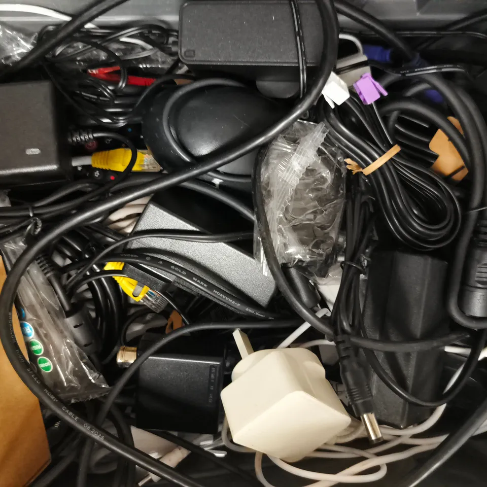 APPROXIMATELY 10 ASSORTED HOUSEHOLD ELECTRICAL ITEMS TO INCLUDE REMOTES, ETC
