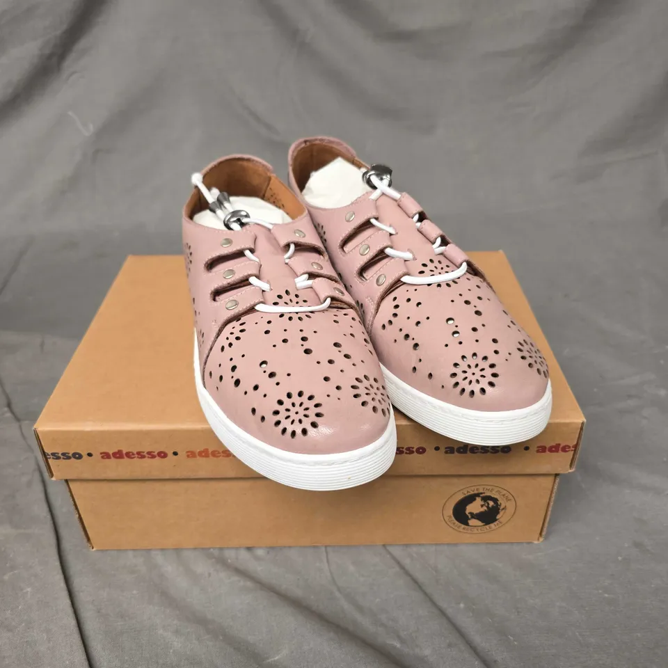 BOXED PAIR OF ADESSO FLORAL HOLE PUNCH TRAINERS - 6.5