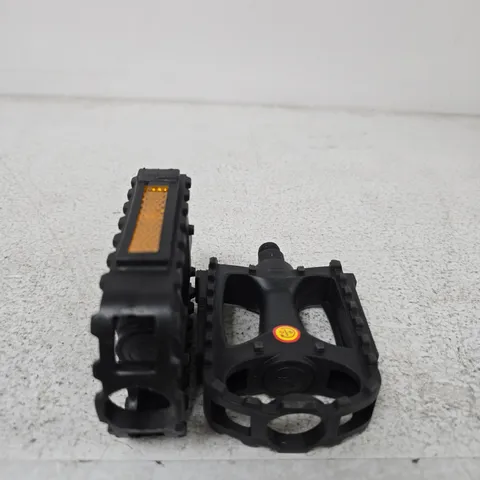 PAIR OF BLACK PLASTIC BICYCLE PEDALS