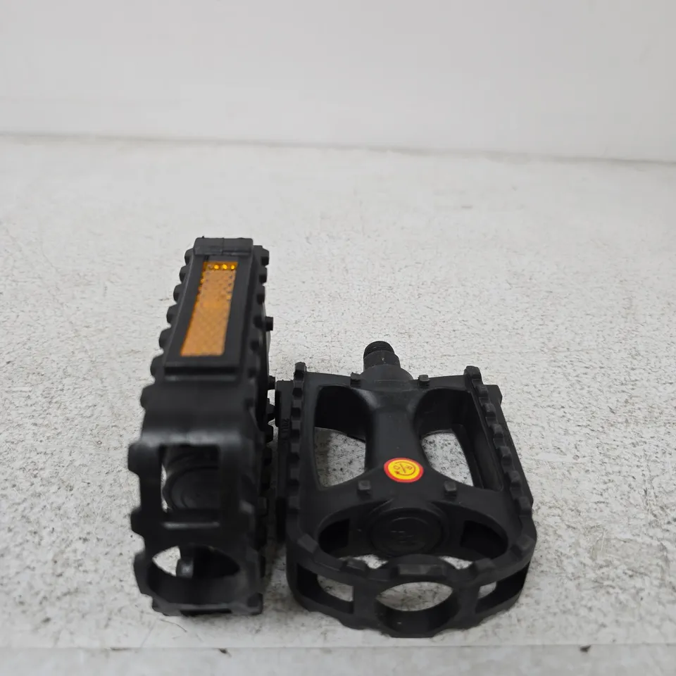PAIR OF BLACK PLASTIC BICYCLE PEDALS