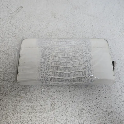 APPROXIMATELY 24 WHITE CROCODILE-TEXTURED CLUTCH PURSES