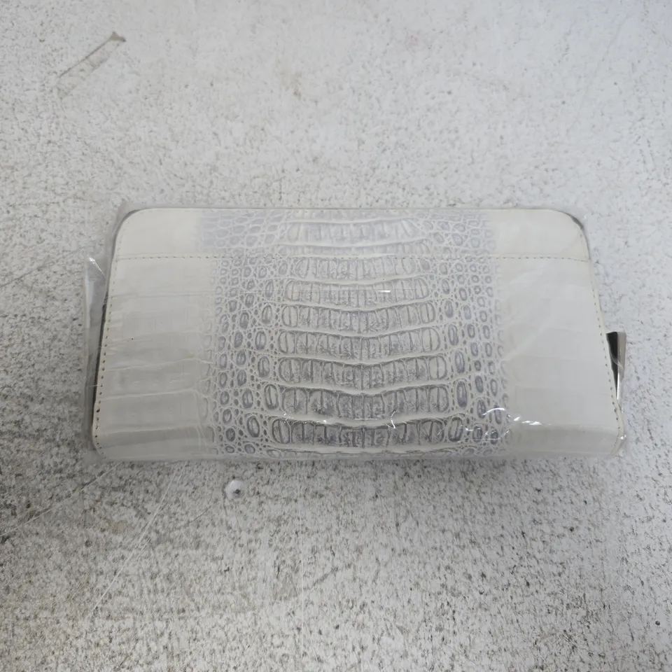 APPROXIMATELY 24 WHITE CROCODILE-TEXTURED CLUTCH PURSES