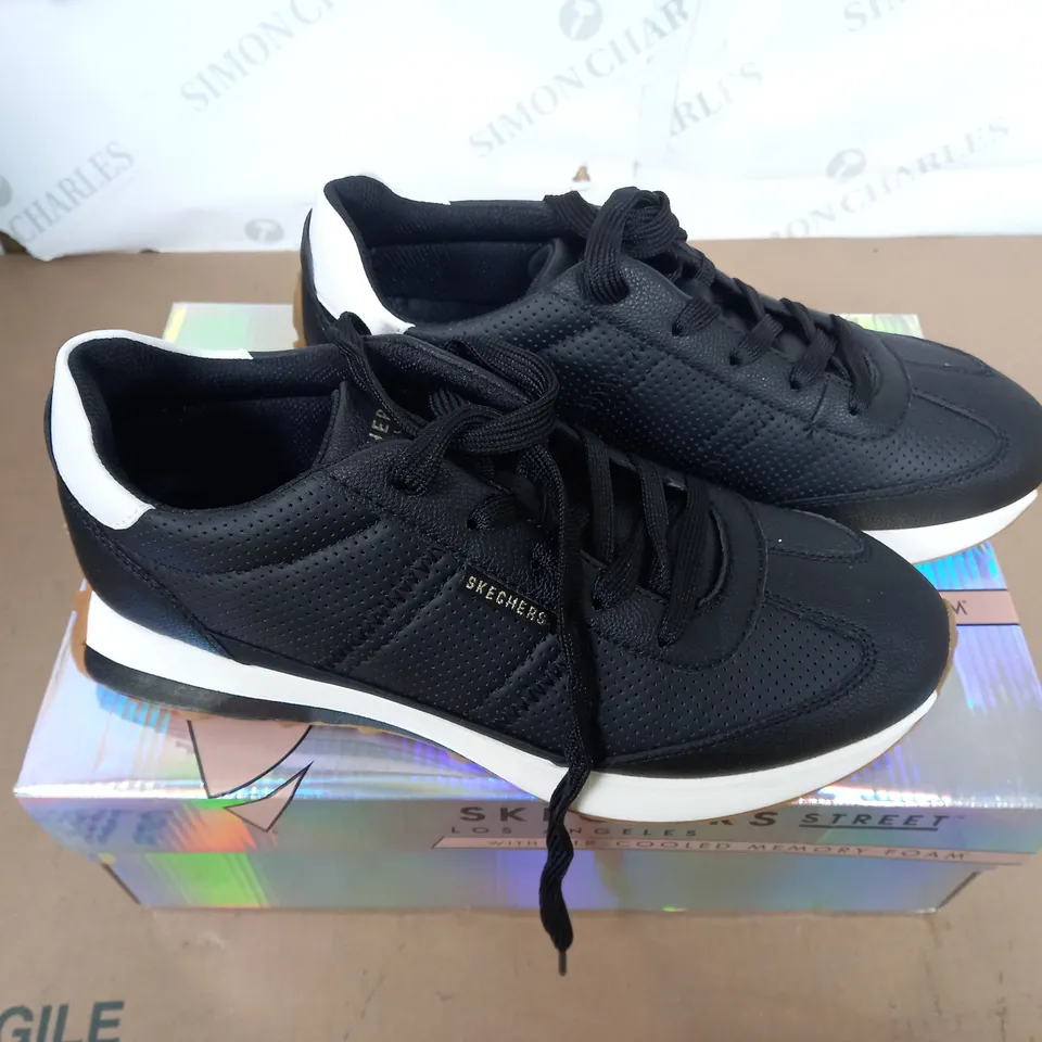 SKETCHERS STREET LOS ANGELES IN BLACK SIZE 6