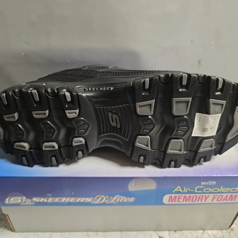 BOXED PAIR OF SKECHERS WOMENS FRESH START TRAINERS IN BLACK - UK 5