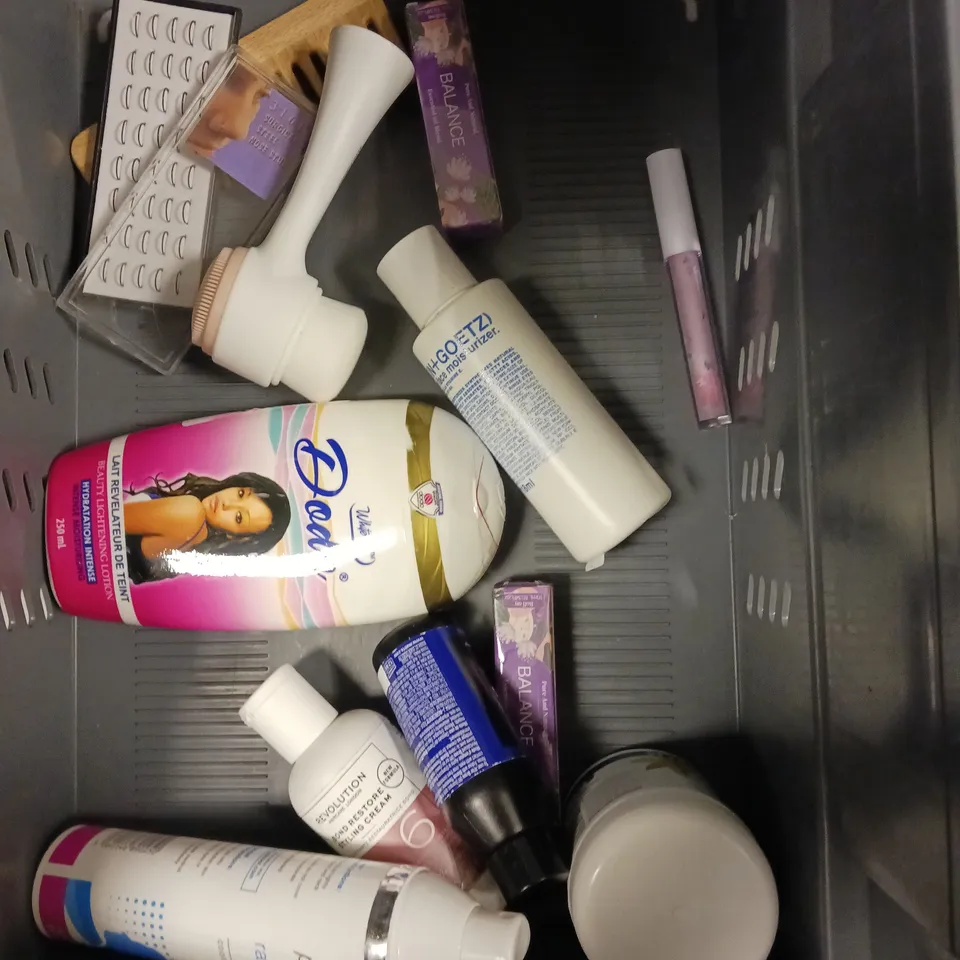 APPROXIMATELY 20 ASSORTED HEALTH & BEAUTY PRODUCTS TO INCLUDE GRUUM FACIAL CLEANSER, CERAVE HYDRATING CLEANER, ELF PUTTY BLUSH ETC 