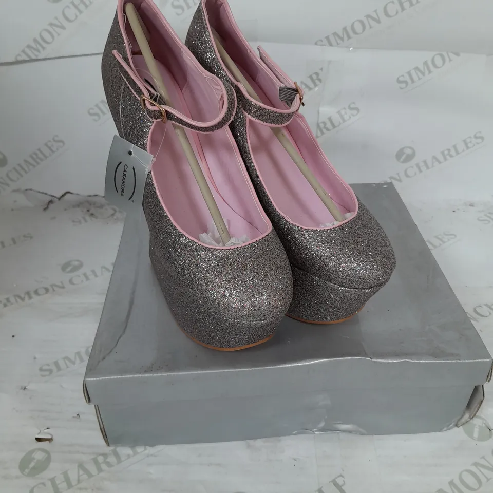 BOXED PAIR OF CASANDRA PLATFORM STRAP SHOE IN MULTI GLITTER SIZE 5