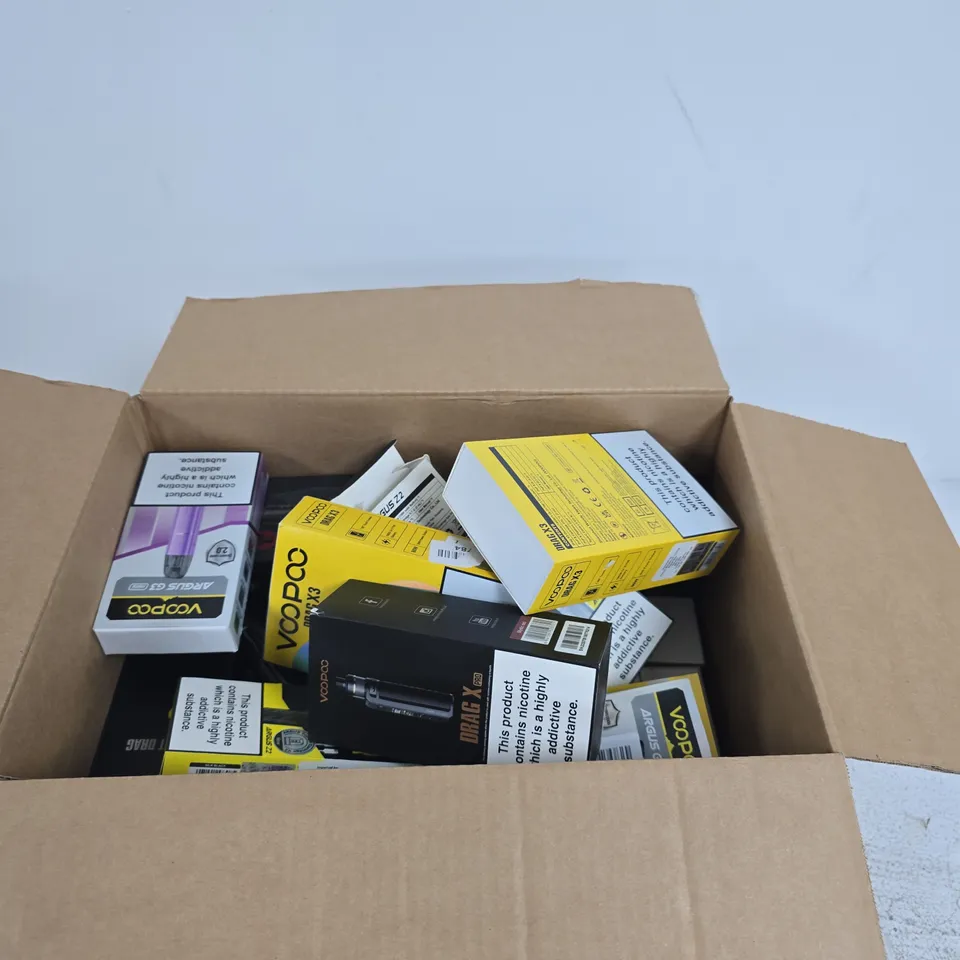 APPROXIMATELY 20 ASSORTED VOOPOO E-CIG PRODUCTS AND ACCESSORIES IN VARIOUS SHAPES, COLOURS AND SIZES 