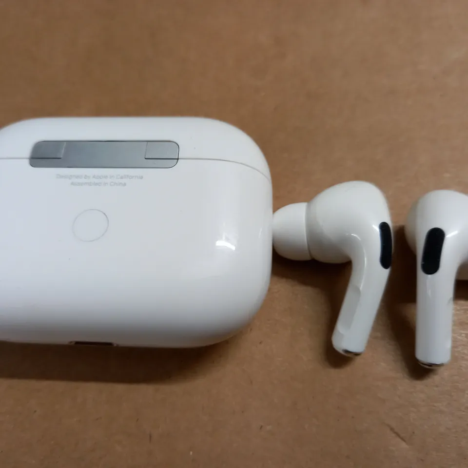 PAIR OF EARBUDS WITH CHARGING CASE