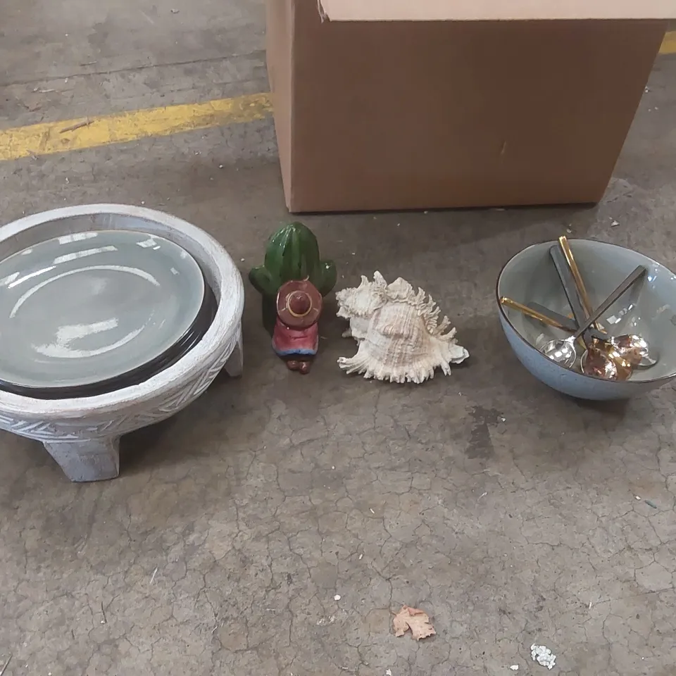 BOX CONTAINING A LARGE QUANTITY OF ASSORTED HOUSEHOLD ITEMS INCLUDING: DECORATIONS, CUTLERY, PLATES, POT ECT