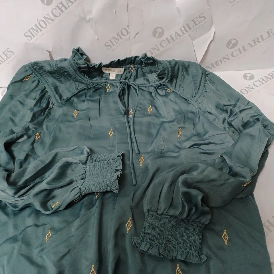 APPROXIMATELY 10 CLOTHING INCLUDING: SHIRTS AND BLOUSES BY WAYNNE LAYERS (ALL OF DIFFERENT SIZES)