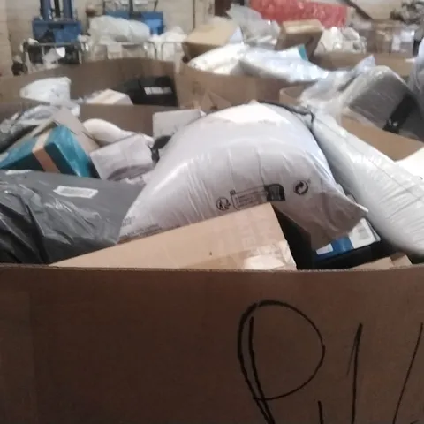 PALLET CONTAINING A LARGE QUANTITY OF PILLOWS