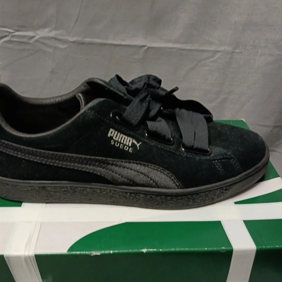 PUMA SUEDE TRAINERS IN BLACK - UK 7