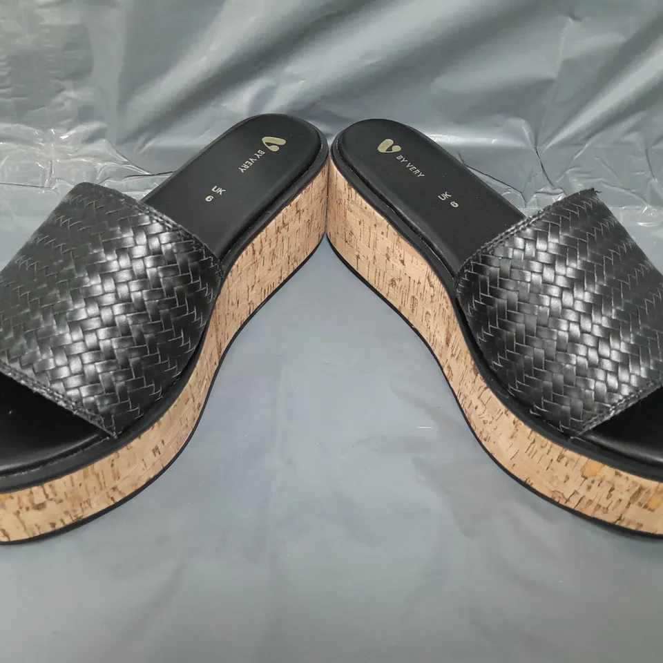 BOXED PAIR OF V BY VERY PLATFORM OPEN TOE SANDALS IN BLACK UK SIZE 6