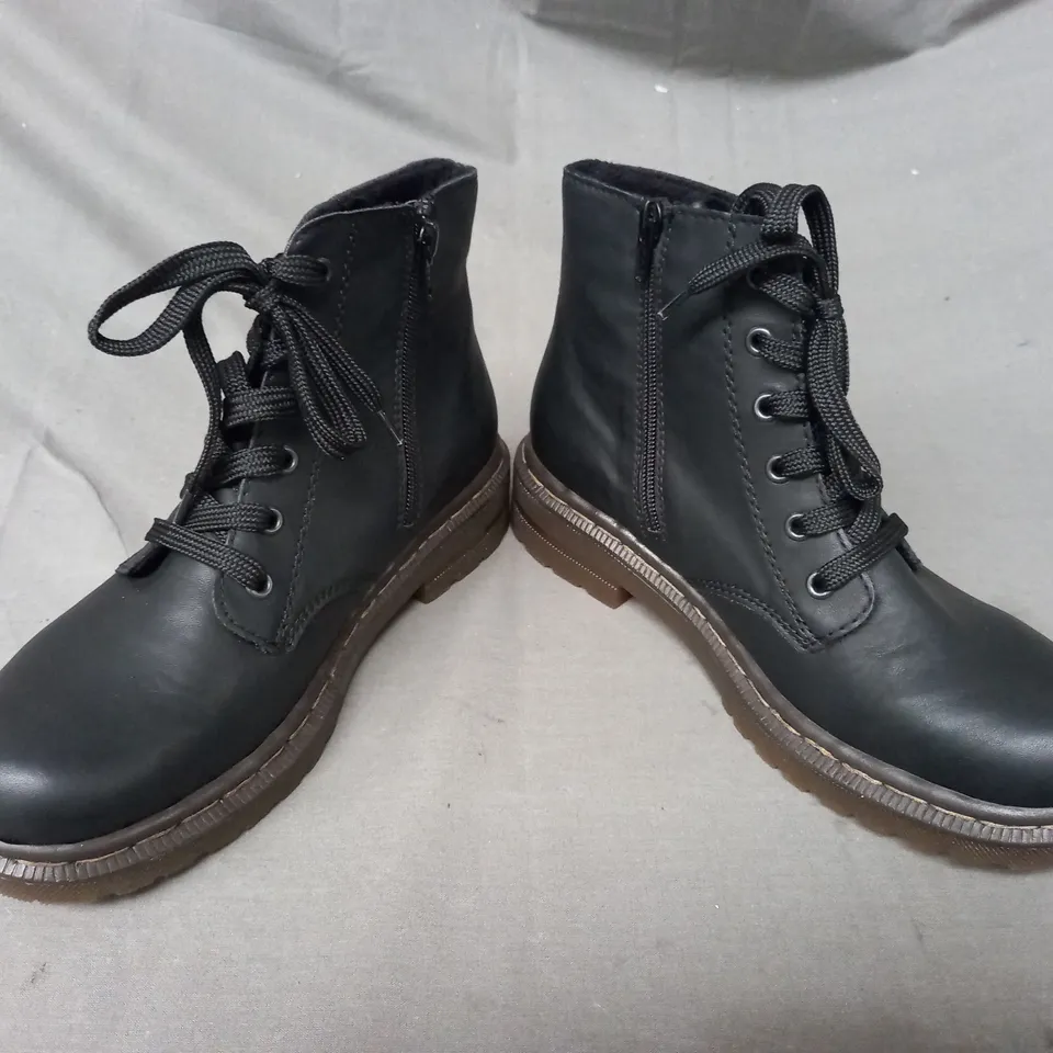 BOXED PAIR OF RIEKER ANKLE BOOTS IN BLACK SIZE 6