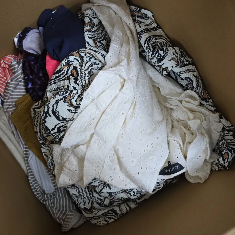 APPROXIMATELY 30 ASSORTED CLOTHING ITEMS IN VARIOUS SIZES, COLOURS & STYLES TO INCLUDE BRANDS SUCH AS SOSANDER, MALISSAJ, SEASALT CORNWALL, ETC - COLLECTION ONLY