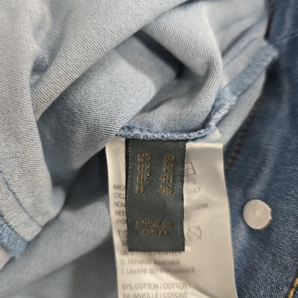 RUTH LANGSFORD FASHION LIGHT-WASH DENIM JACKET, UK 14 (US 10)