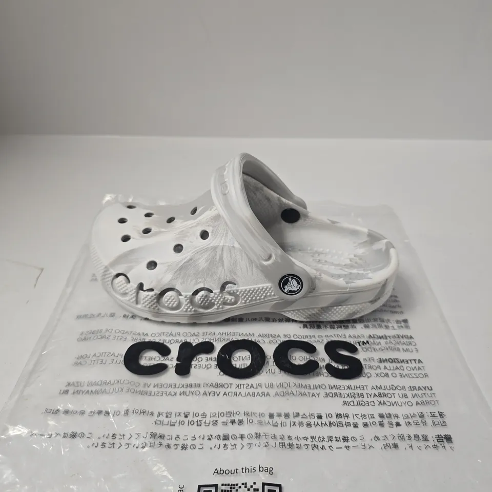CROCS WHITE CLOGS – PAIR UK WOMENS SIZE 4