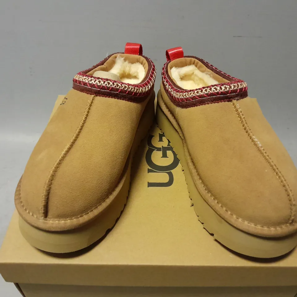 BOXED PAIR OF UGGS WOMENS TAZZ SLIPPERS IN CHESTNUT - UK 5