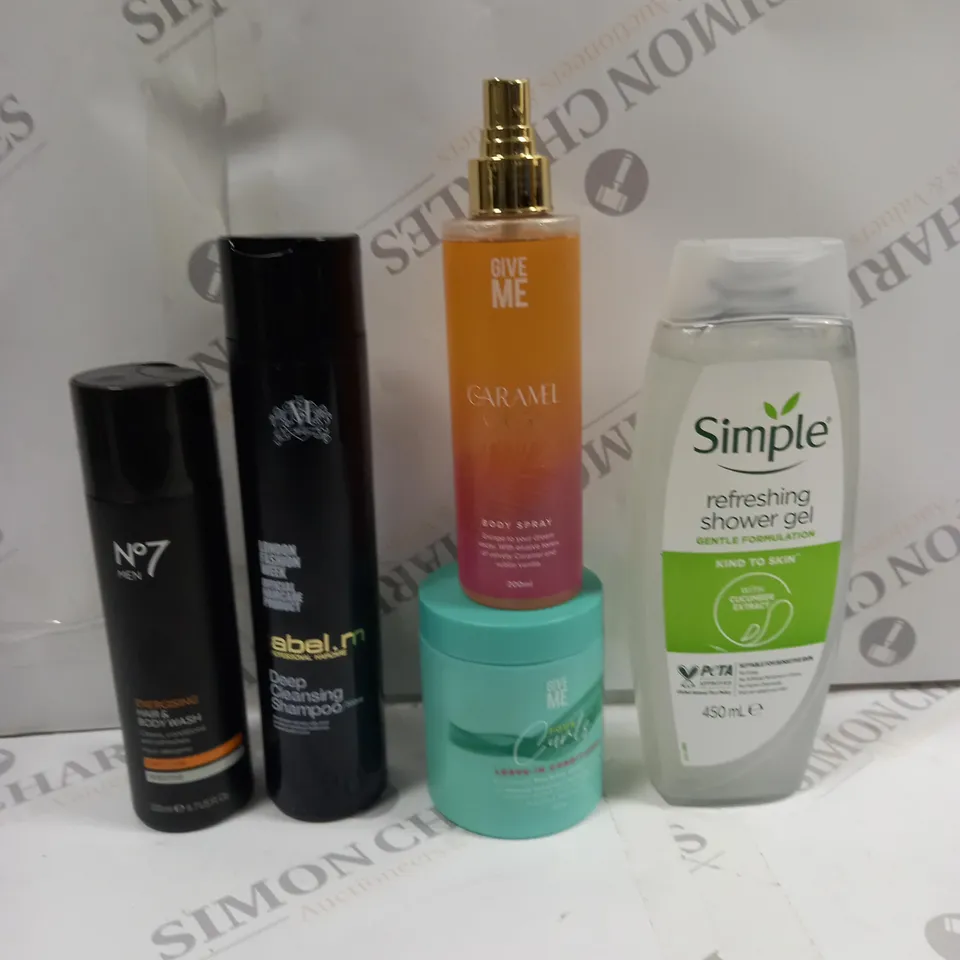 BOX OF APPROXIMATELY 20 ASSORTED COSMETIC ITEMS TO INCLUDE SIMPLE SHOWER GEL, NO7 BODY WASH, CARAMEL VACEY BODY SPRAY ETC