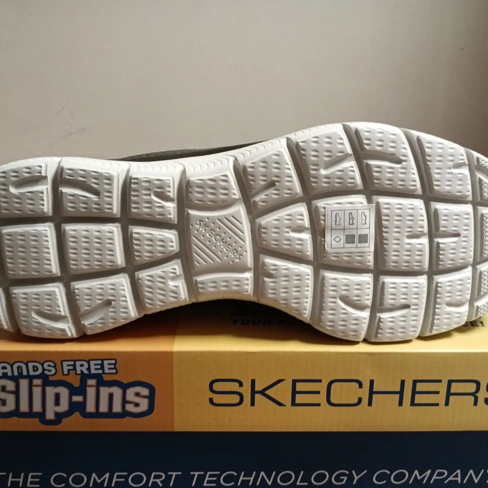 BOXED PAIR OF SKECHERS SLIP-INS HANDS FREE TRAINERS – MEN’S UK 11