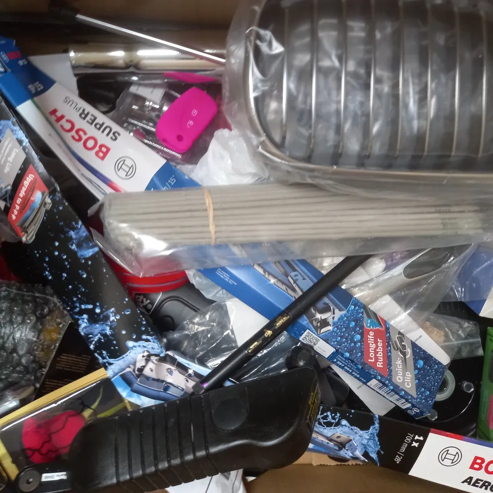 BOX OF APPROXIMATELY 20 ASSORTED VEHICLE PARTS AND ACCESSORY ITEMS TO INCLUDE 3 PIECE CENTRE PUNCH SET, GOOFY TURN SIGNAL INDICATOR, SHIMANO IG51 CHAIN, ETC