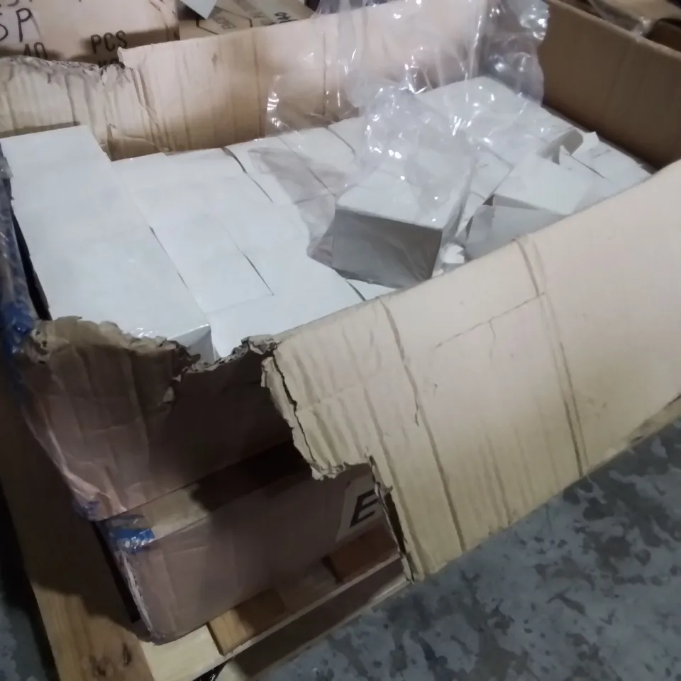 PALLET CONTAINING 9 MULTIPACK BOXES OF ASSORTED LIGHTING ITEMS INCLUDES EMCOLITE MS1422, 50W PISTON FITTING IN CAST ALUMINIUM AND 6.5W BULBS
