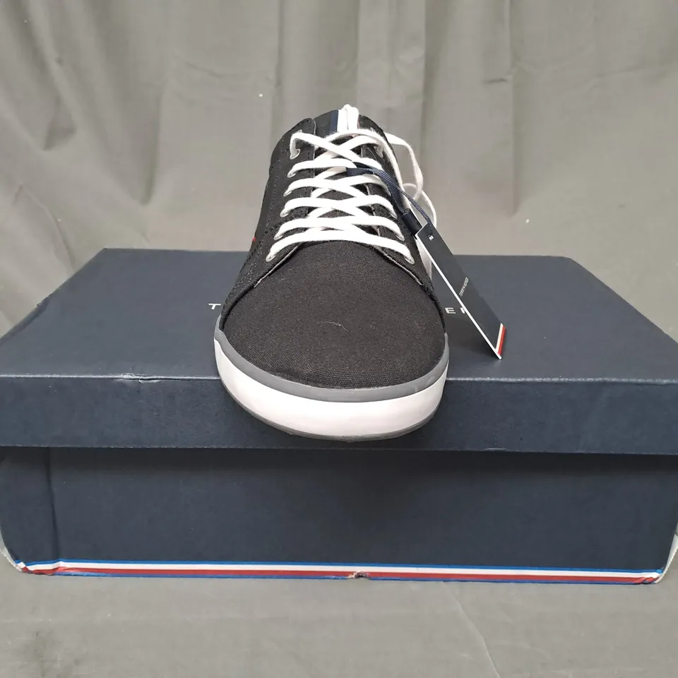 BOXED PAIR OF TOMMY HILFIGER SHOES IN BLACK UK SIZE 13