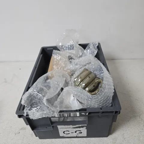 TOTE OF APPROXIMATELY 10 ASSORTED FRAGILE ITEMS TO INCLUDE: LONLEY RADDISH MUG