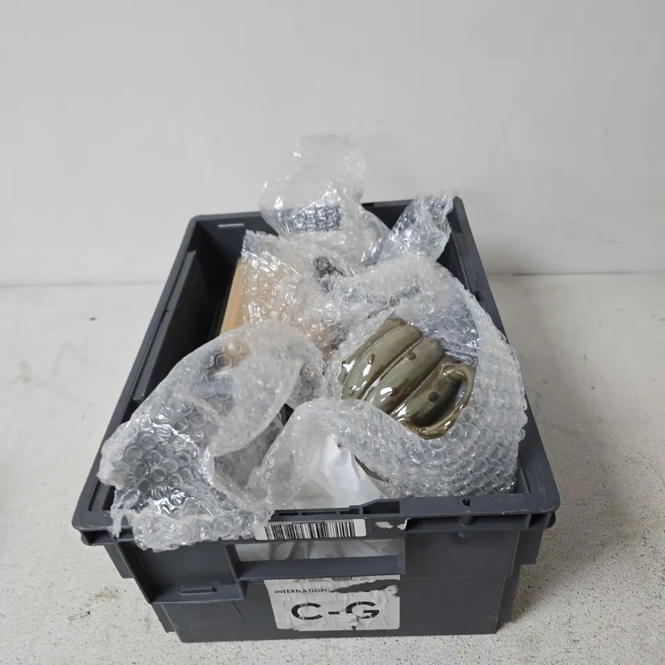 TOTE OF APPROXIMATELY 10 ASSORTED FRAGILE ITEMS TO INCLUDE: LONLEY RADDISH MUG 