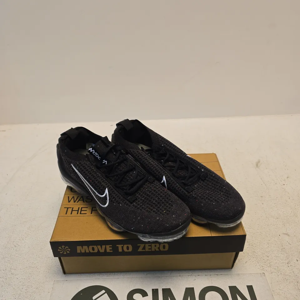 NIKE AIR MAX 2021 BLACK/WHITE TRAINERS – UK 9