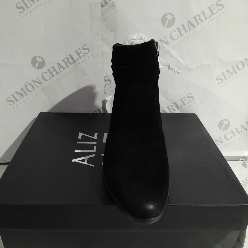 BOXED NATURALIZER GINA ANKLE BOOTS IN BLACK - SIZE 4