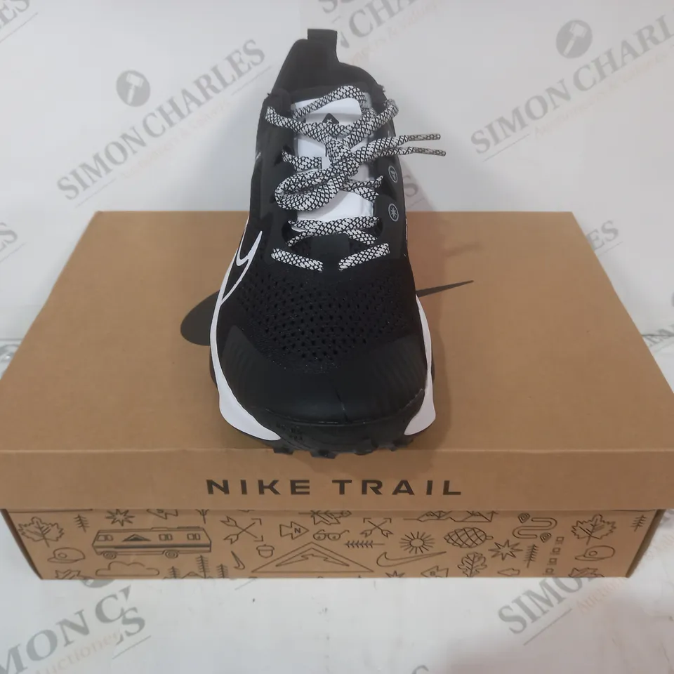 BOXED PAIR OF NIKE ZOOMX ZEGAMA TRAIL SHOES IN BLACK/WHITE UK SIZE 9