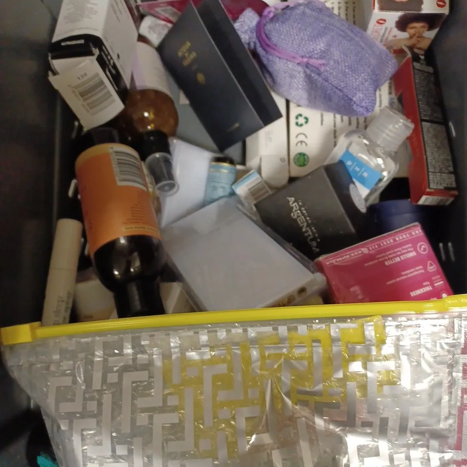 BOX OF APPROXIMATELY 25 ASSORTED HEALTH AND BEAUTY PRODUCTS TO INCLUDE REAL SHAVING COMPANY MOISTURISER, WONDERFUL MUM SCENTED CANDLE, LAVENDER HAND CREAM ETC  