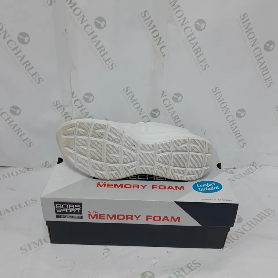 BOXED PAIR OF SKETCHERS WHITE TRAINERS SIZE 7