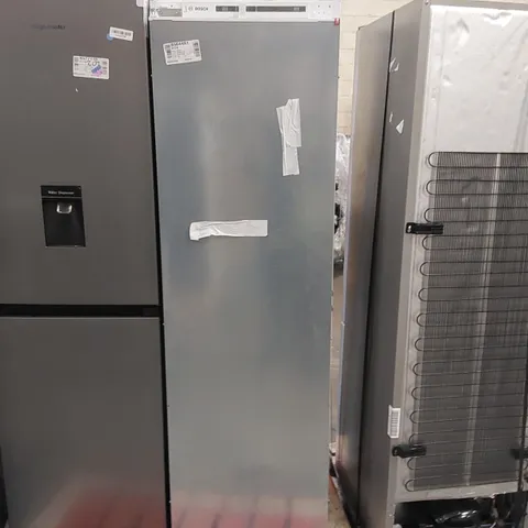BOSCH KIR81AFE0G BUILT-IN LARDER FRIDGE - UNPROCESSED RAW RETURN