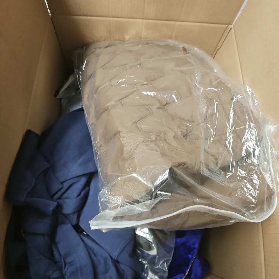 APPROXIMATELY 20 ASSORTED CLOTHING PRODUCTS IN VARIOUS STYLES & SIZES TO INCLUDE JUMPERS, T-SHIRTS, DRESSES ETC